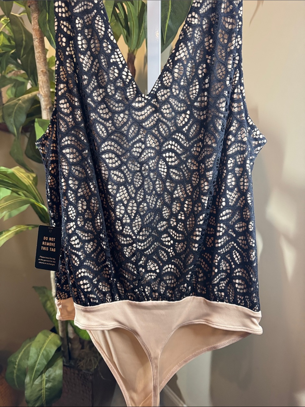 Sleeveless Lace-Overlay Bodysuit in Black and Nude size (M) Express Brand - Picture 4 of 4